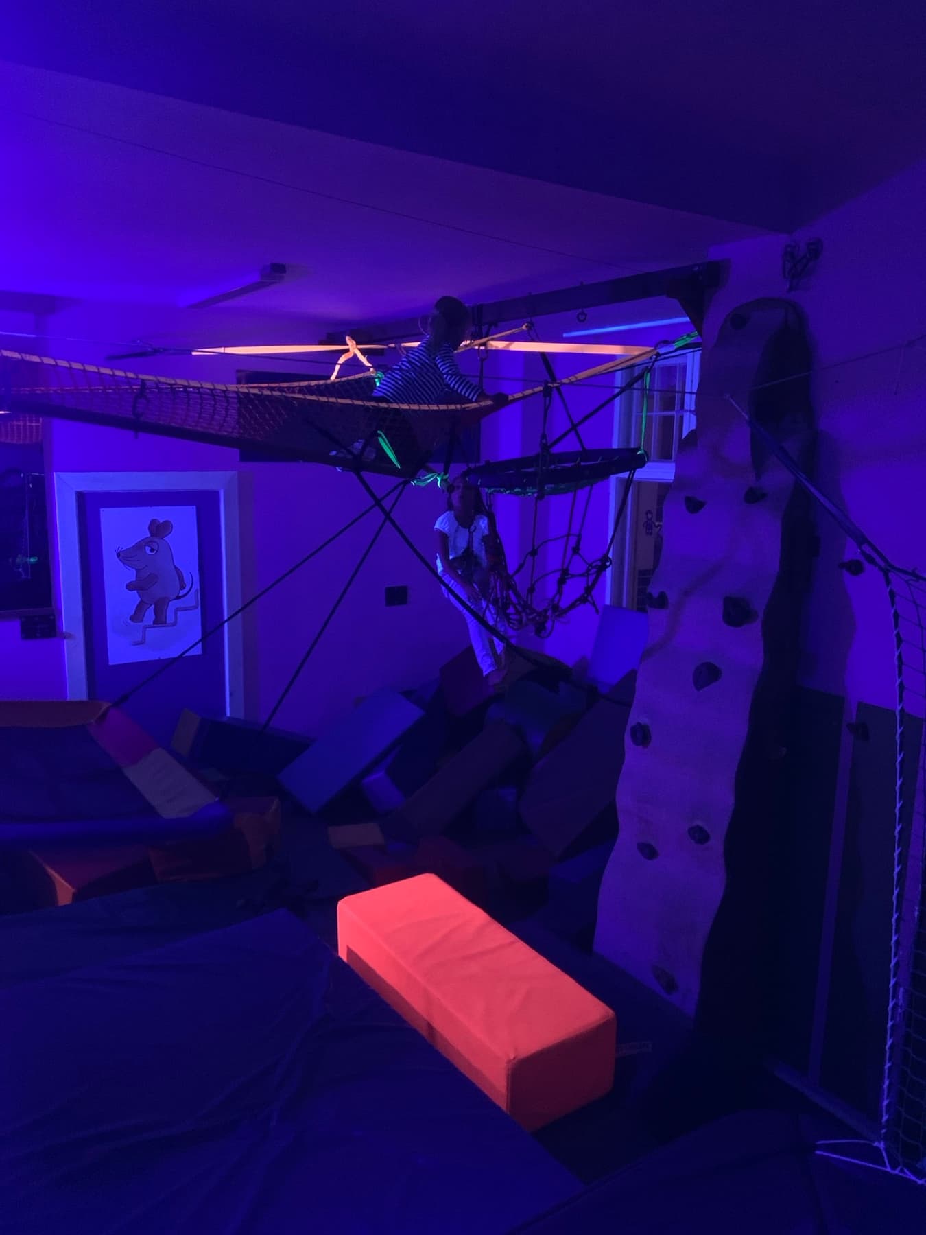 Kind auf dem Trampolin bei jopala