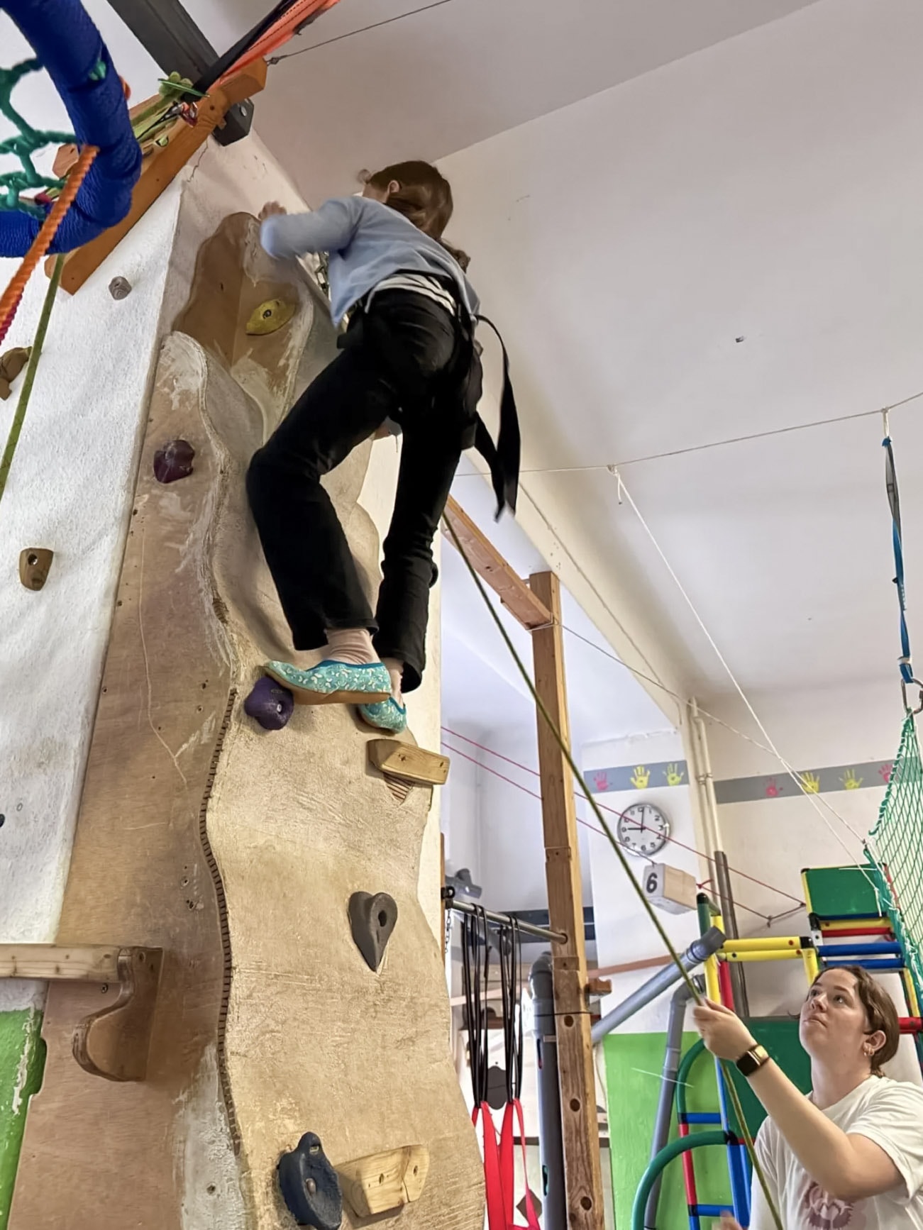 Kind an der Kletterwand mit persönlicher Begleitung im jopala