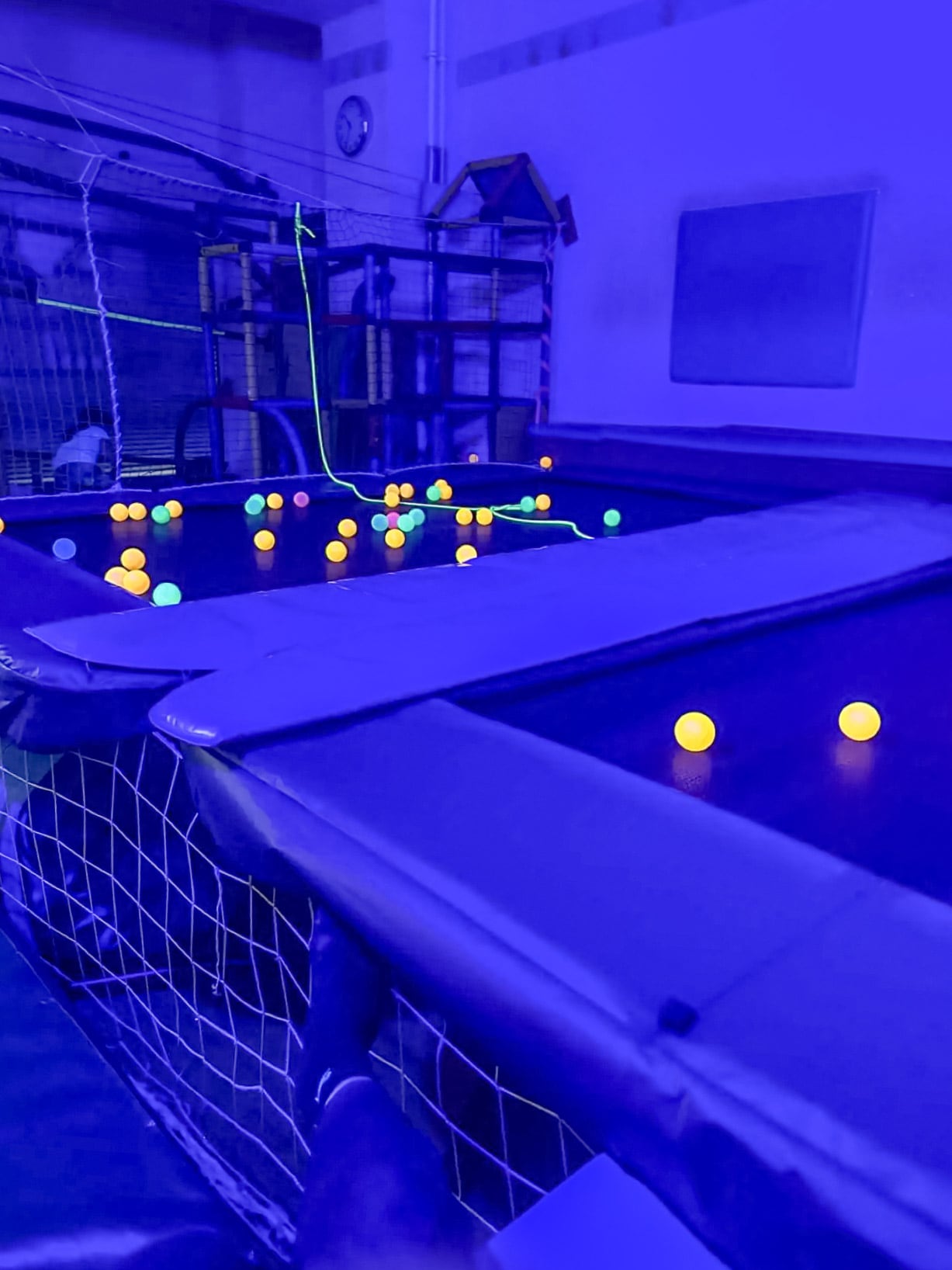 Großtrampoline mit leuchtenden Bällen im Schwarzlicht
