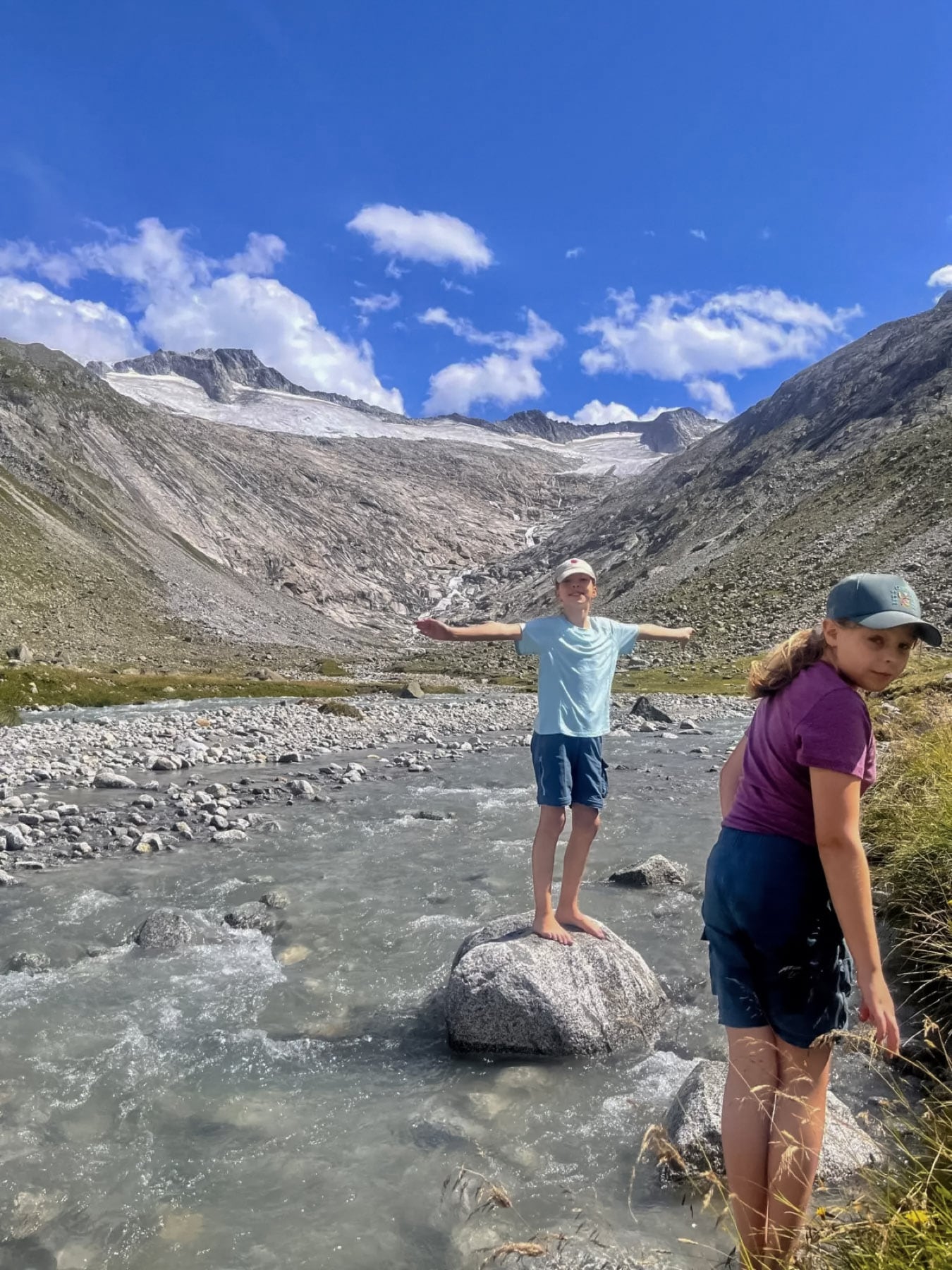 Kinder an einem Gletscherbach auf der Hüttentour