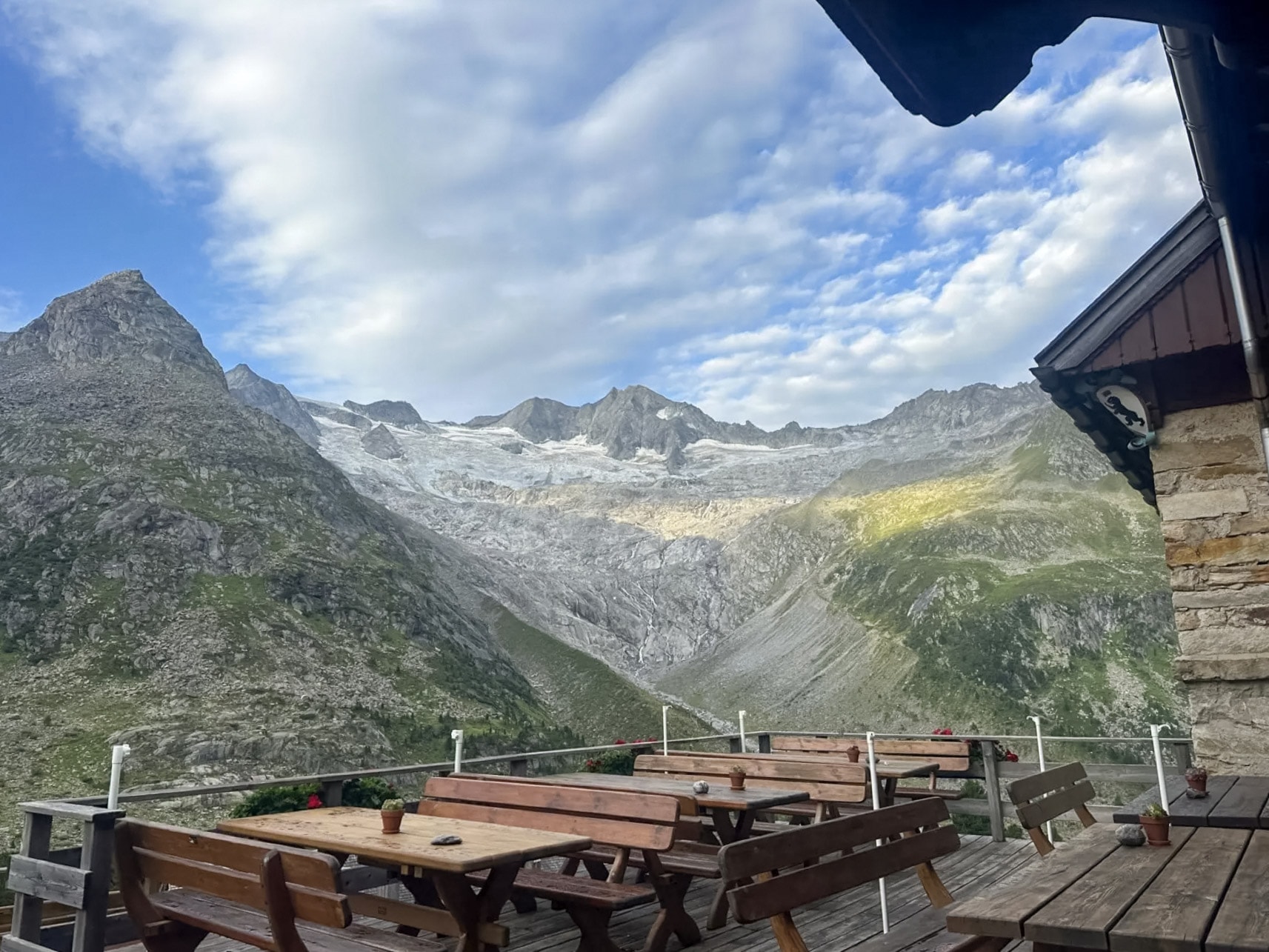 Hüttenterrasse mit Bergpanorama im Zillertal