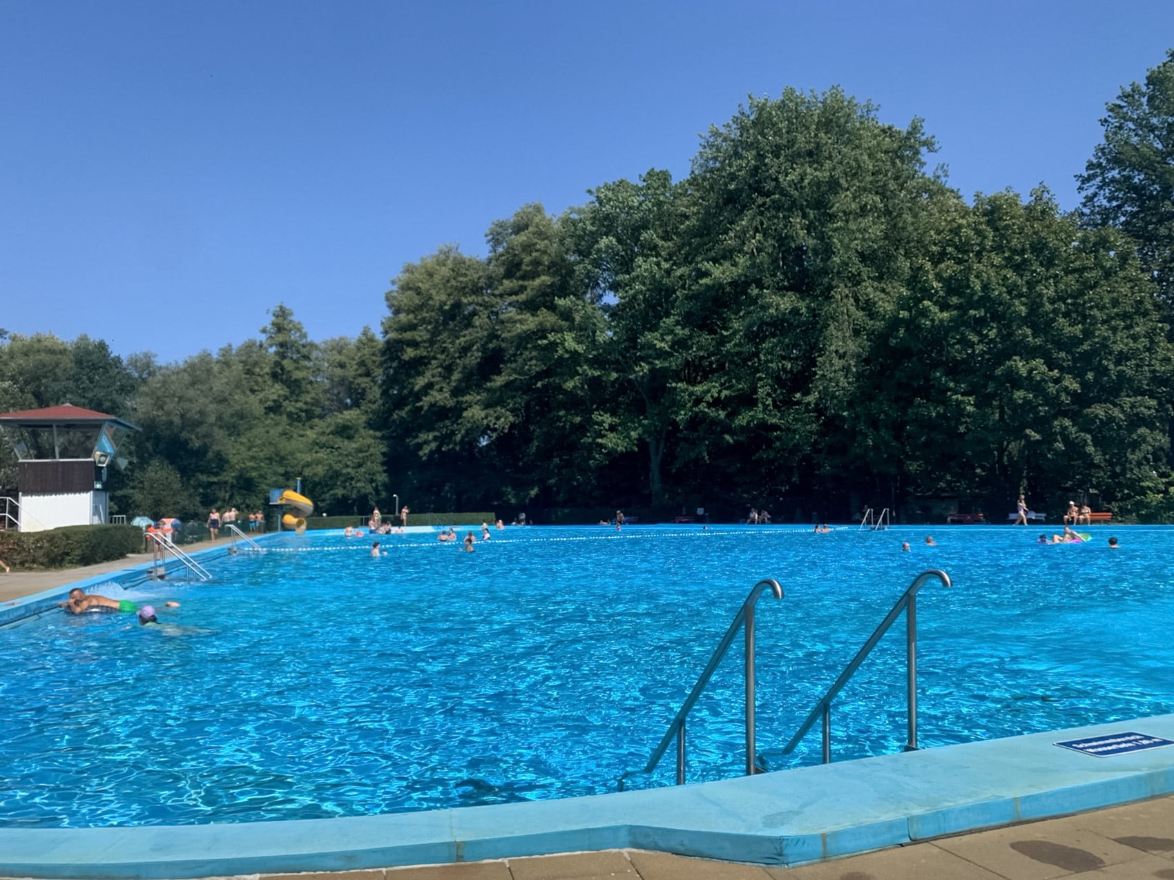 Schwimmbadpause während der Familienradtour