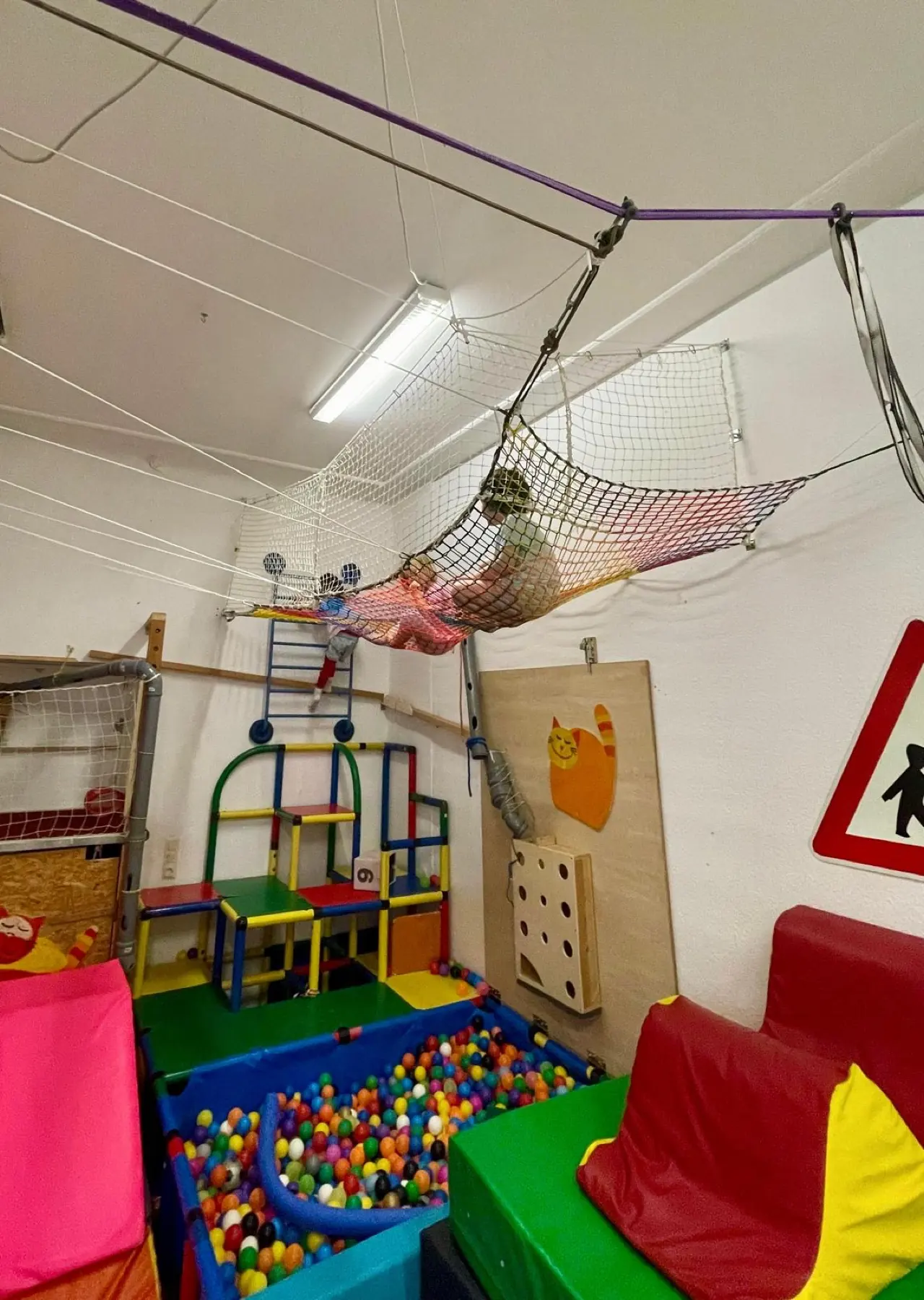 Bällebad mit Kletternetz und Bewegungsgerüst im jopala