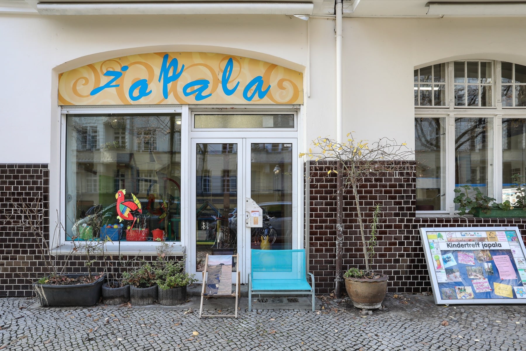 Eingang der Trampolinschule jopala mit Schild und Fensterfront