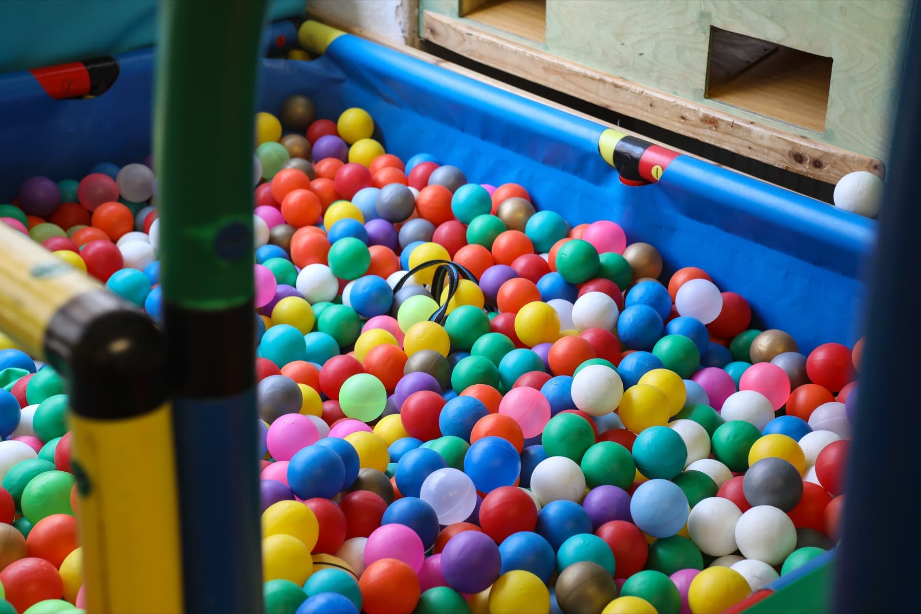 Bunte Bälle im Bällebad des jopala