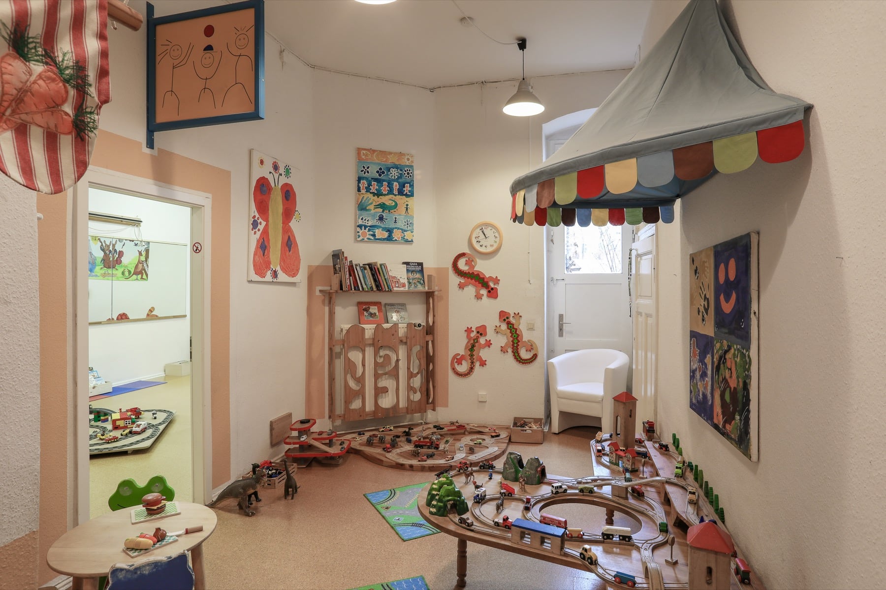 Spielzimmer im jopala mit Kaufladen und Holzeisenbahn