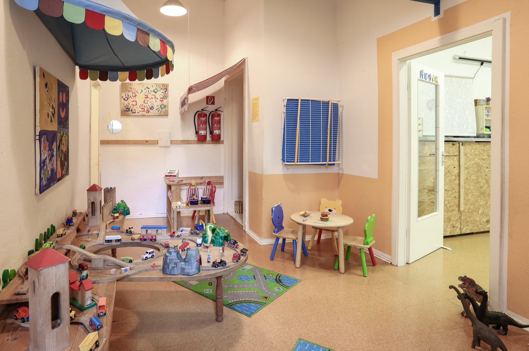 Spielzimmer im jopala mit Eisenbahn und Sitzbereich
