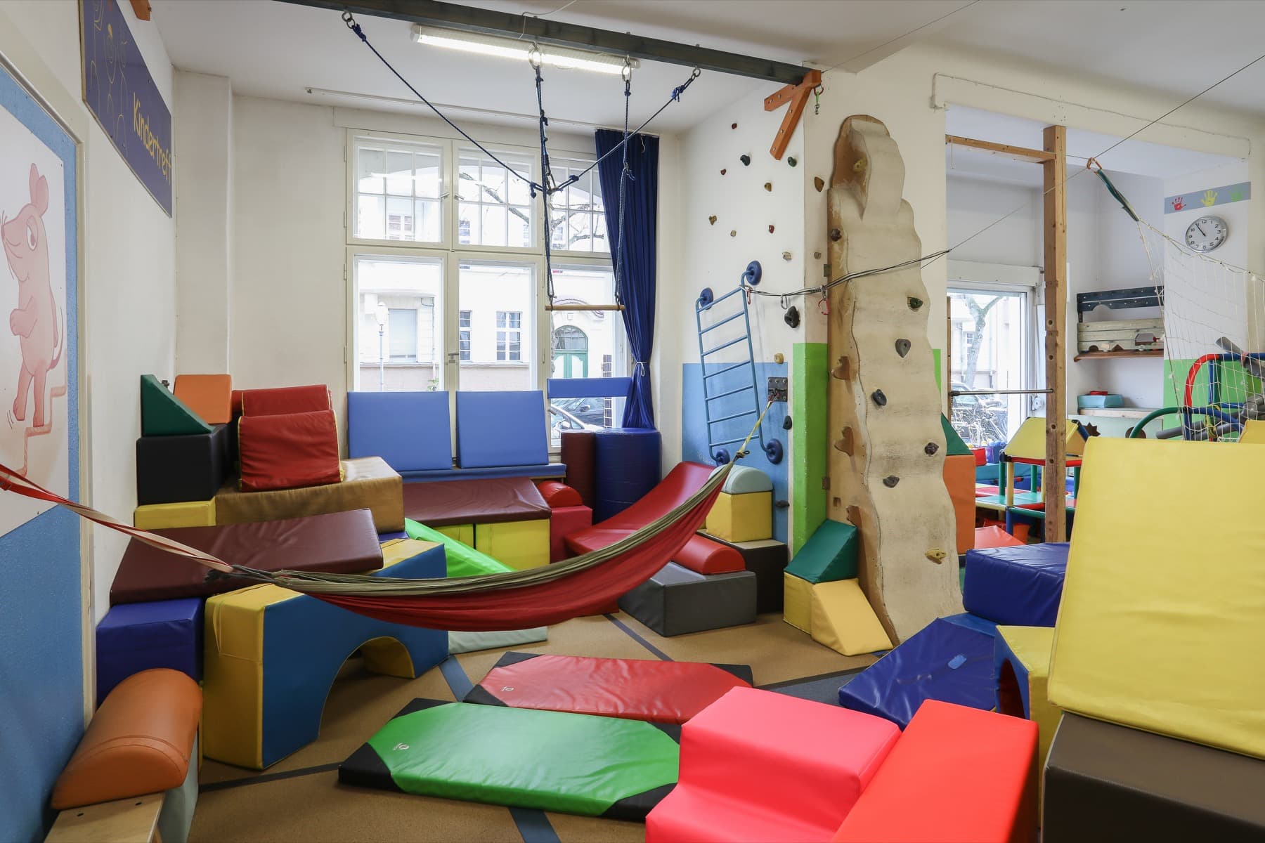 Polsterelemente und Trampoline im Sportraum von jopala