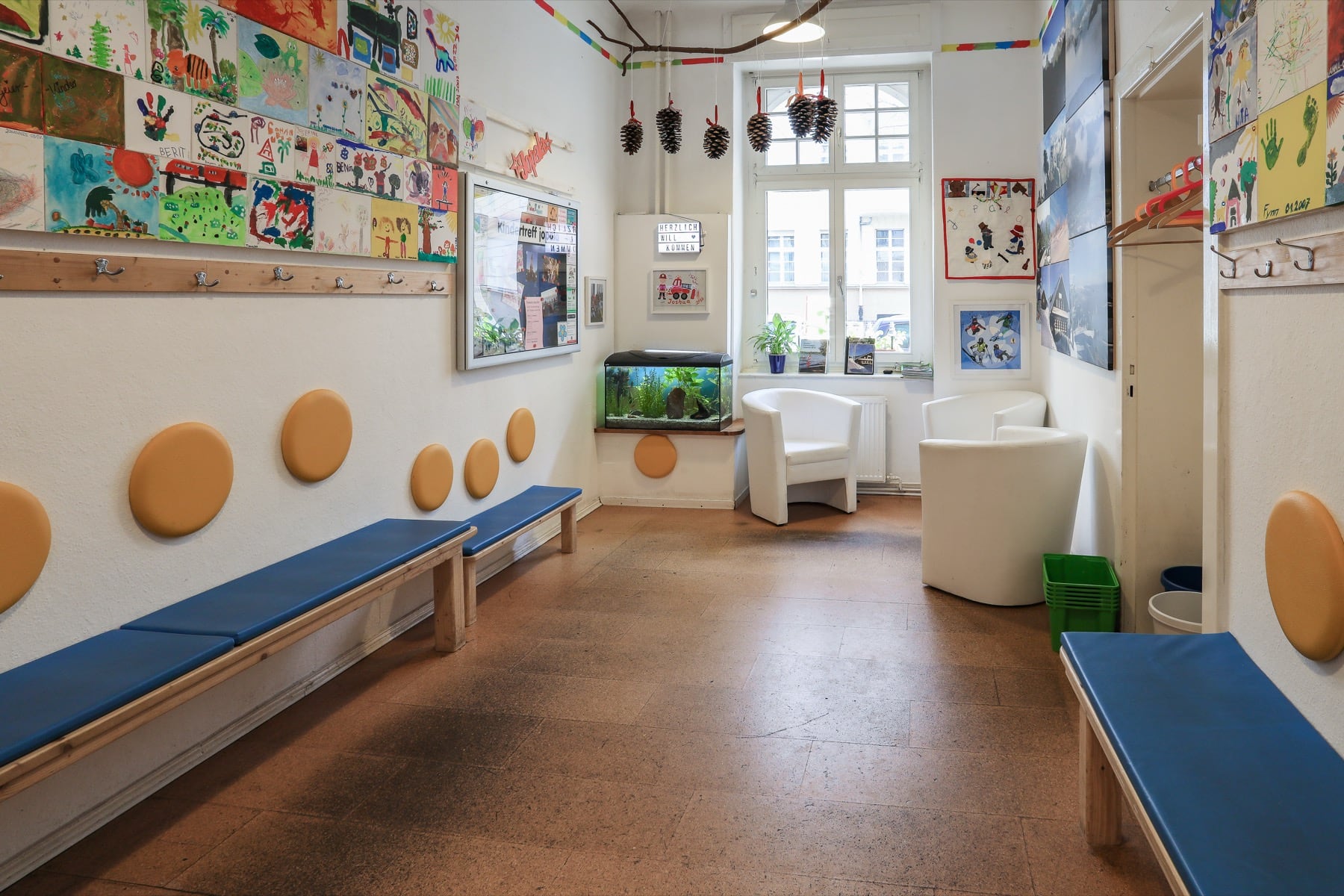 Wartebereich im jopala mit Bänken und Kinderbildern