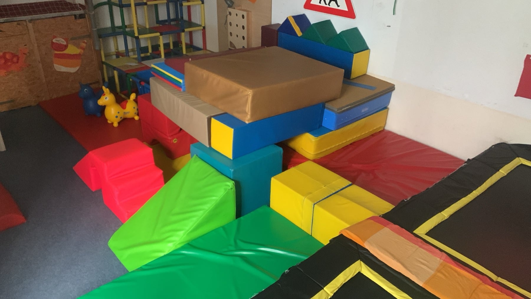 Parcours aus Matten und Schaumstoffbausteinen bei jopala