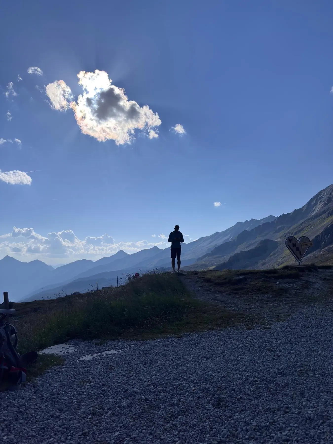 Abendstimmung mit Blick auf die Bergkette
